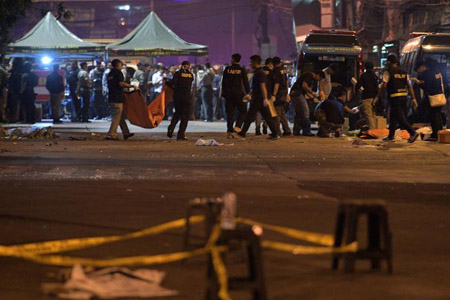Hiện trường vụ đánh bom Jakarta tối 24-5.